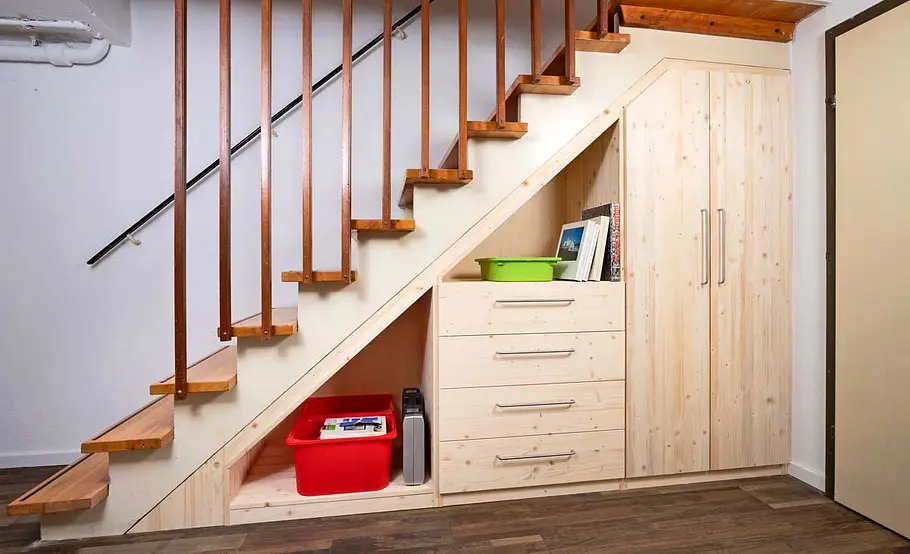 Schrank unter Treppe montieren