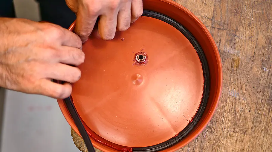 In den Austrittsdeckel wird zusätzlich einen Dichtring mit HT-Silikon eingeklebt.