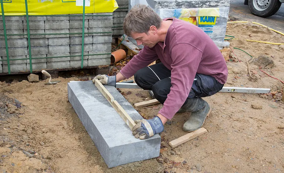 Treppe aus Blockstufen setzen