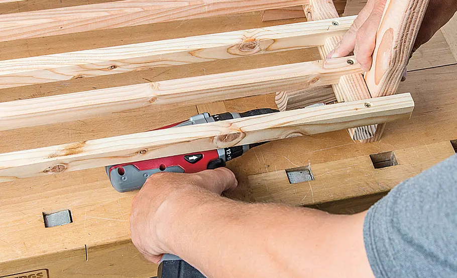 Praktisches Holzregal für den Garten selber bauen