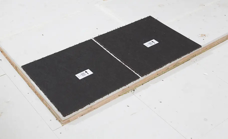 Teppichfliesen verlegen ohne Klebeband