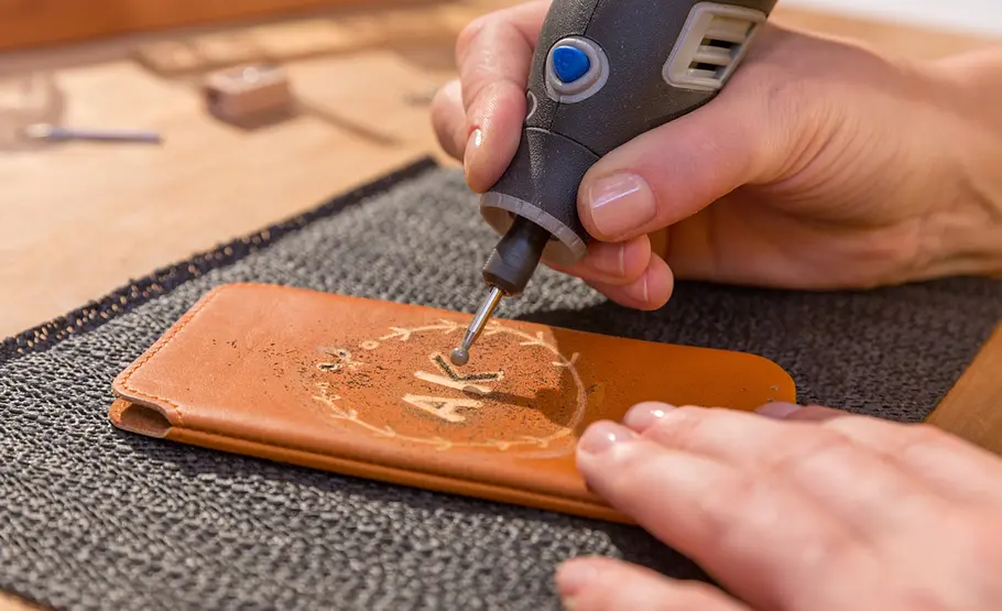 Handyhülle aus Leder gravieren