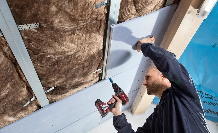 Dachstuhl mit Gipskartonplatten beplanken