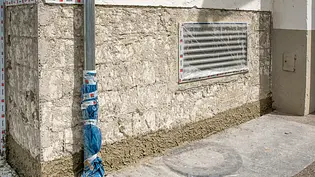 Hauswand mit Abdichtmasse schützen - Foto: Hersteller / Baumit Hauswand mit Abdichtmasse schützen - Foto: Hersteller / Baumit