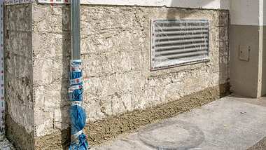 Hauswand mit Abdichtmasse schützen - Foto: Hersteller / Baumit