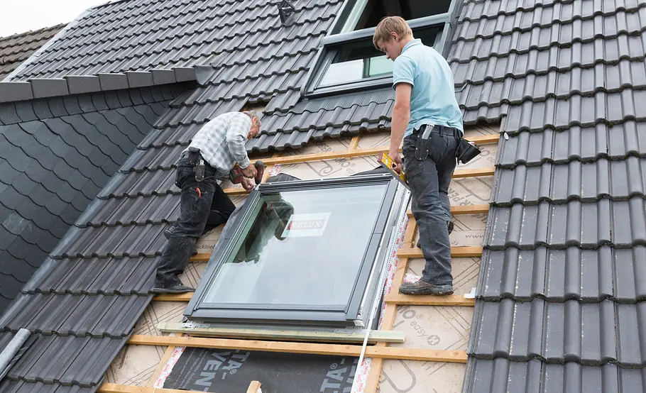 Velux Dachfenster mit Verdunkelungsrollo einbauen