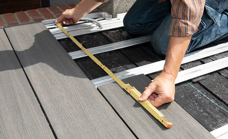 Terrassensanierung: WPC-Dielen im Wechselverband verlegen