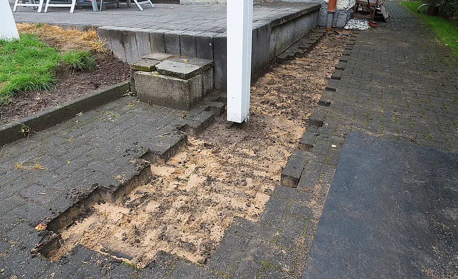 Terrasse mit Stufen in den Garten