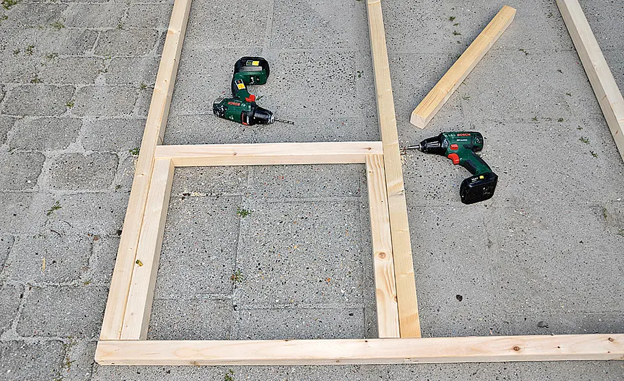 Anlehngewächshaus aus Holz vor der Hauswand selber bauen
