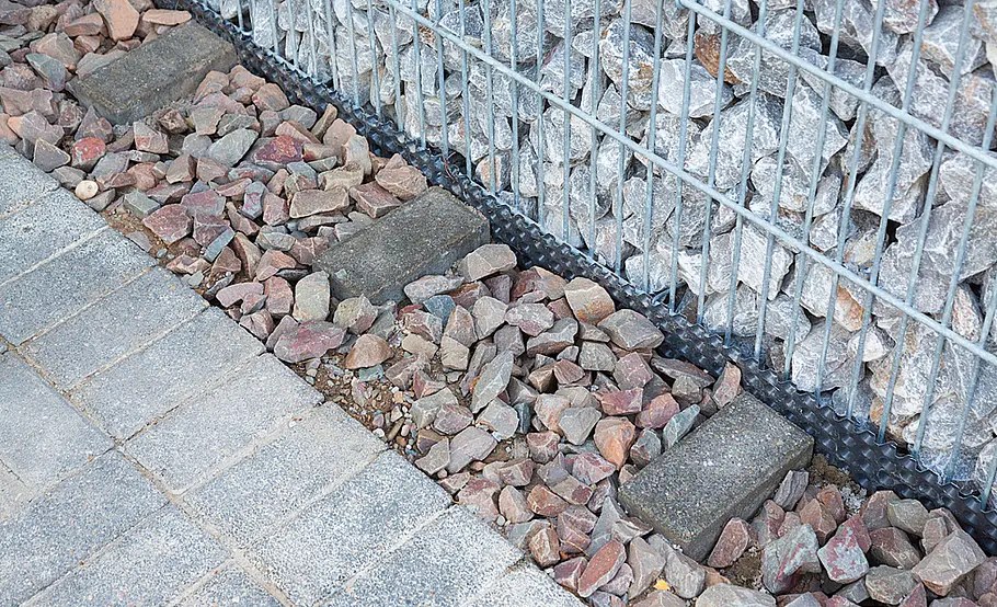 Terrasse mit Stufen in den Garten
