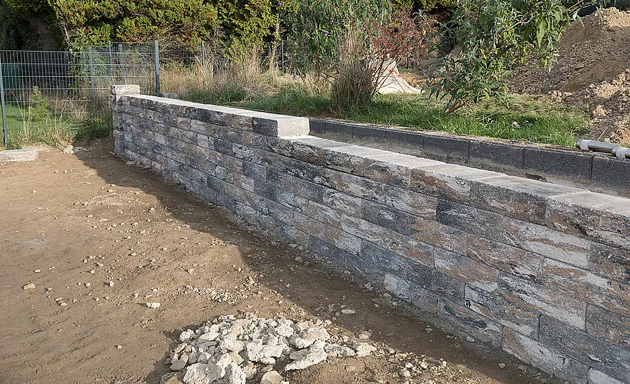 Gartenmauer aus Betonsteinen