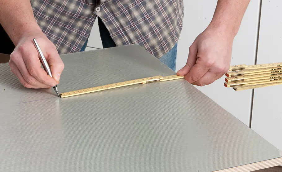 Küchenrückwand aus selbstklebenden Effektplatten