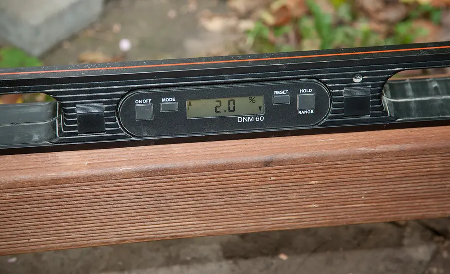 Sonnendeck am Gartenteich