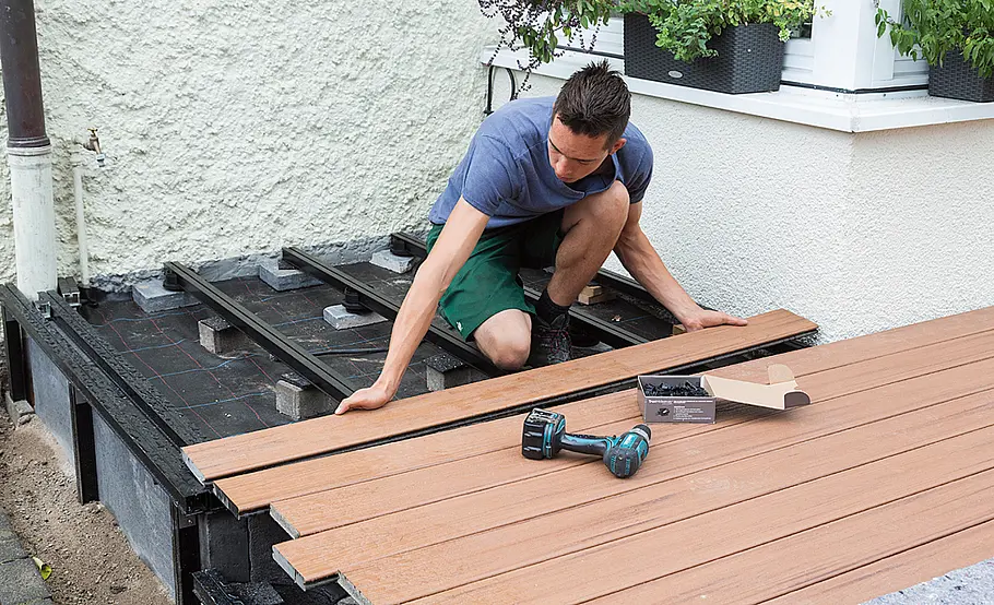Terrasse mit Stufen in den Garten