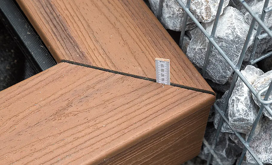 Terrasse mit Stufen in den Garten