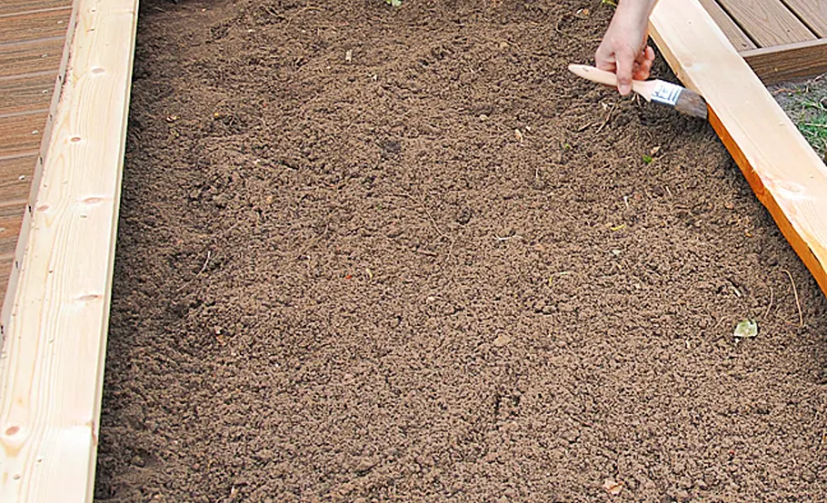 Kleines Hochbeet aus Terrassendielen bauen