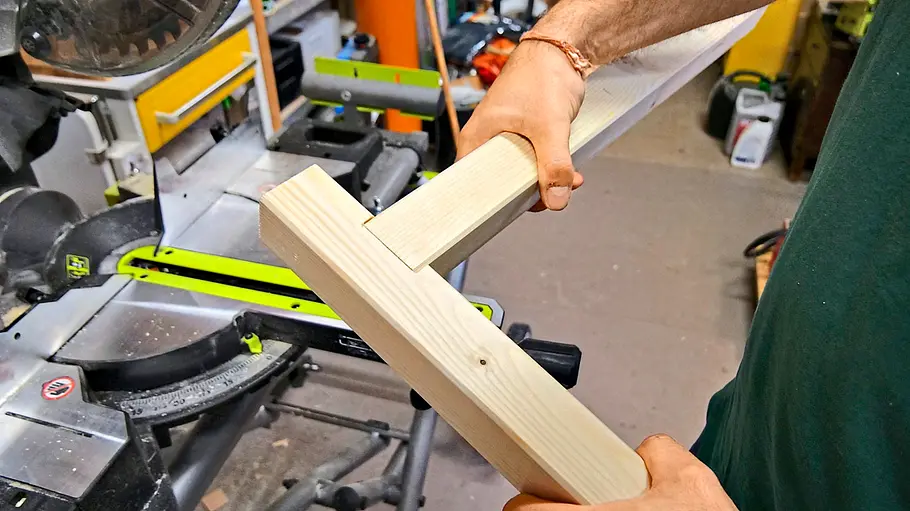 Es wir überprüft, ob die Verbindung der Holzbalken passt