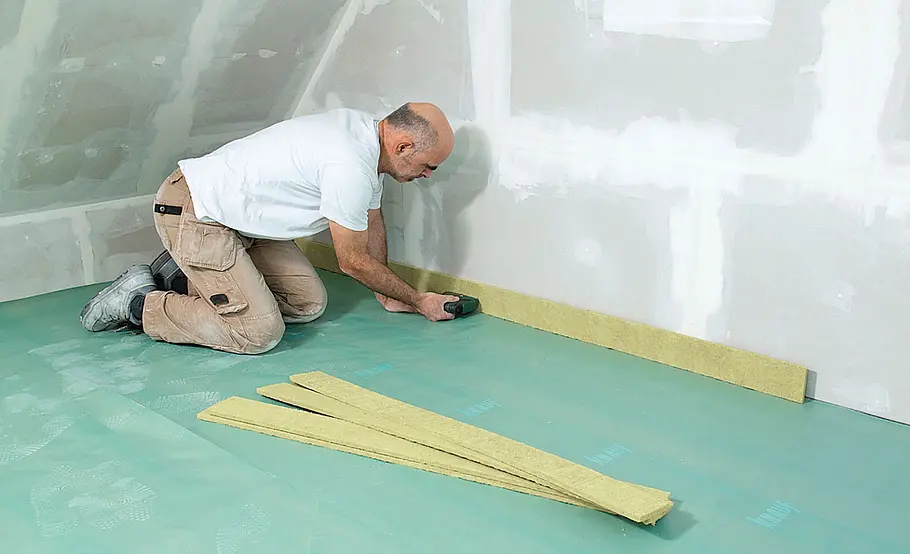 Dachboden mit Trockenschüttung dämmen