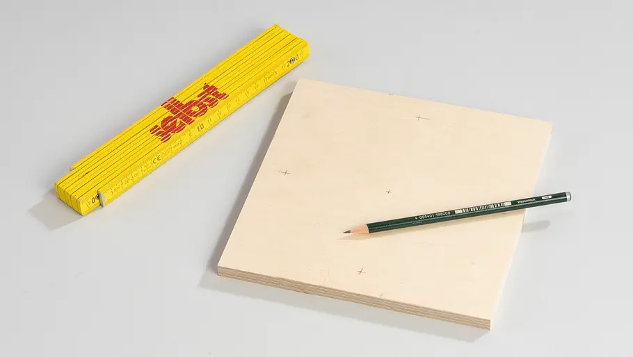 Brett mit Bleistift und Zollstock