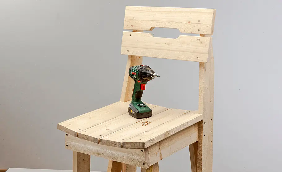 Sägerauen Holzstuhl bauen