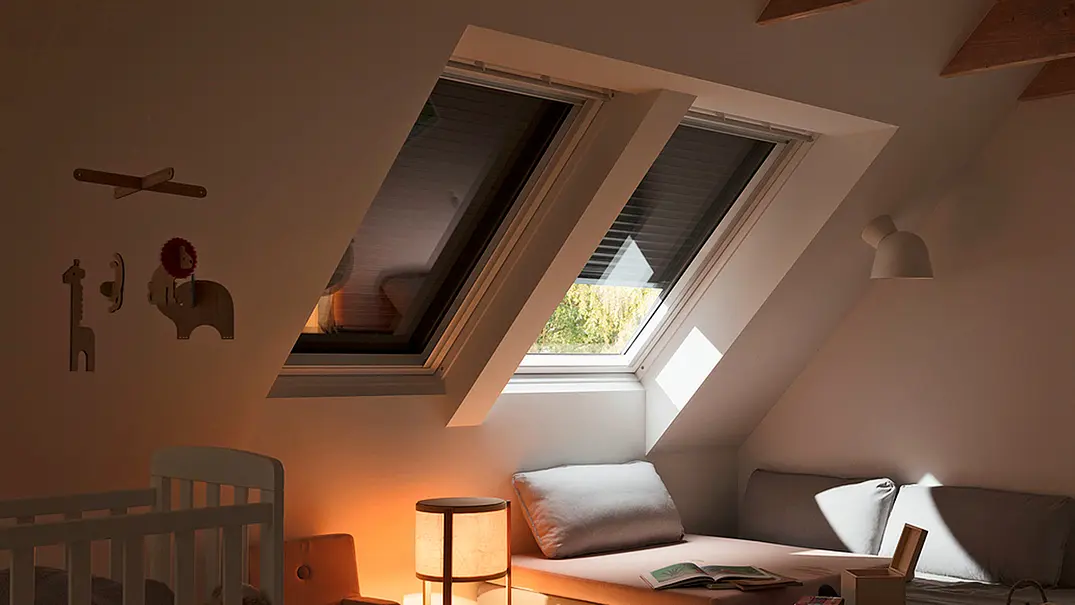 Fenster mit Rollläden abdunkeln - Foto: Hersteller / Velux / sidm / CK Fenster mit Rollläden abdunkeln - Foto: Hersteller / Velux / sidm / CK