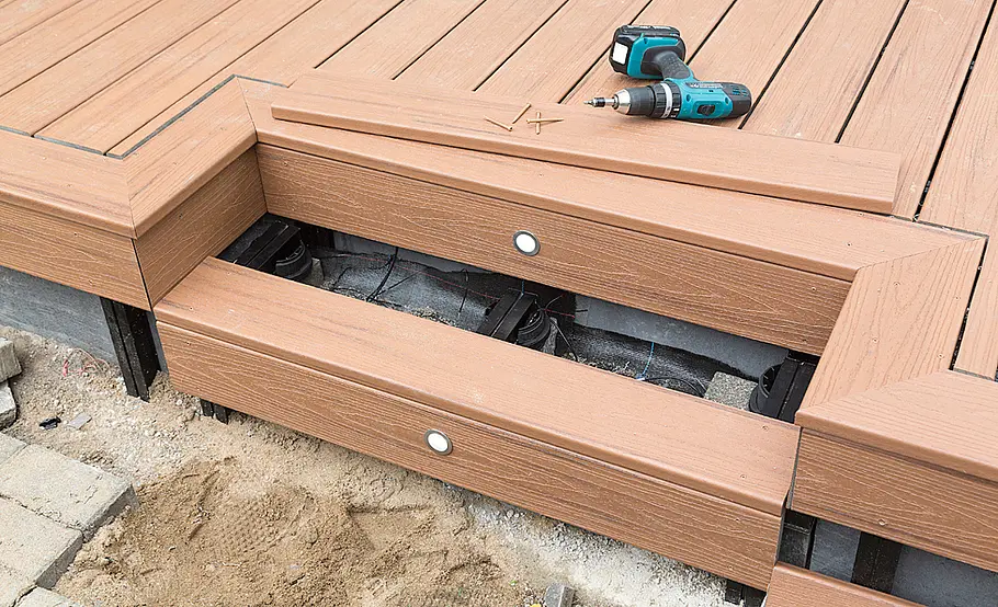 Terrasse mit Stufen in den Garten