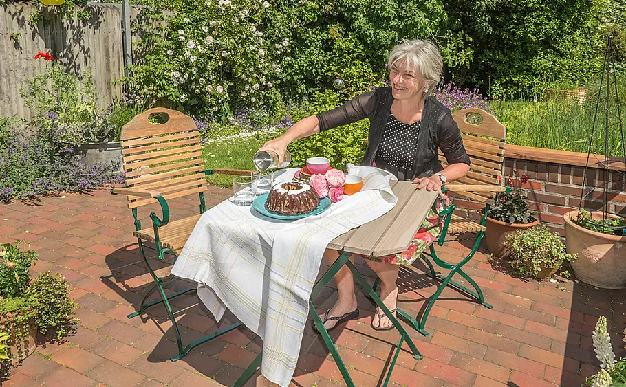 Verwitterte Gartenmöbel instand setzen