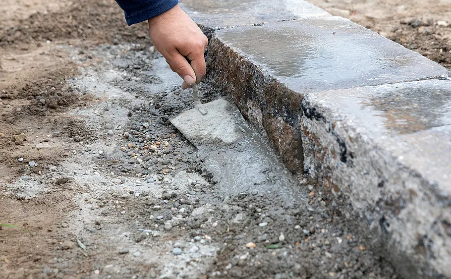 Stufen-Hochbeet aus Betonsteinen mauern
