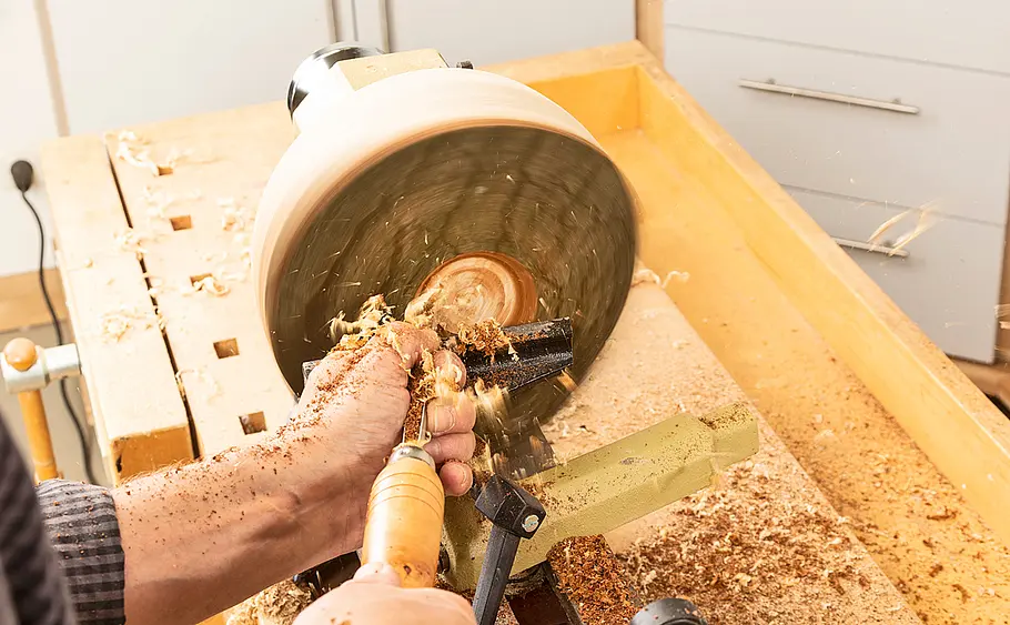 Anleitung: Holzschüssel aus Baumstamm drechseln