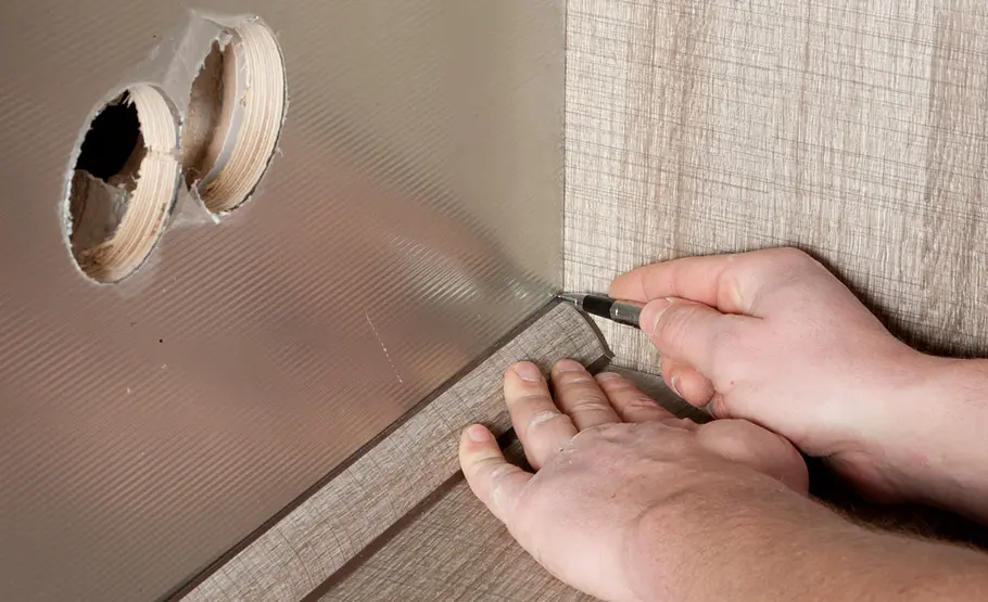 Küchenrückwand aus selbstklebenden Effektplatten