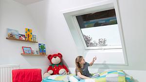 Velux Dachfenster mit Verdunkelungsrollo einbauen - Foto: sidm / CK