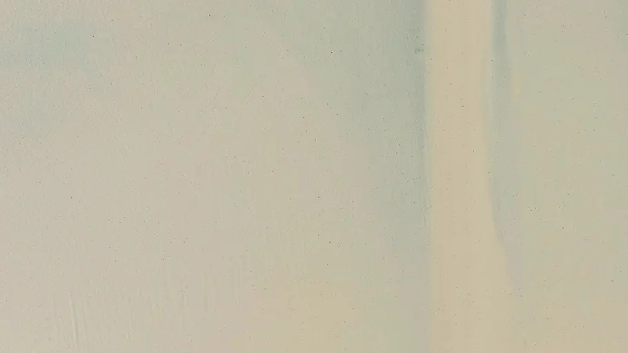 Spachtelmasse Eine gleichmäßig mit weißer Spachtelmasse überzogene Wand zeigt dezente Strukturen und Farbschattierungen.