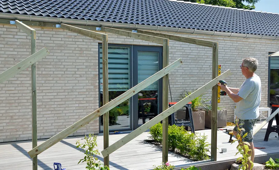 Luftige Pergola aus Holz selber bauen