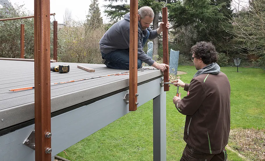Hochterrasse aus Holz – Geländer