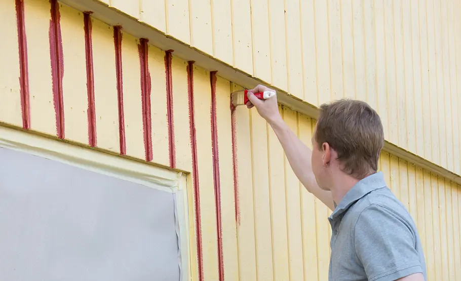 Holzverkleidung der Fassade streichen