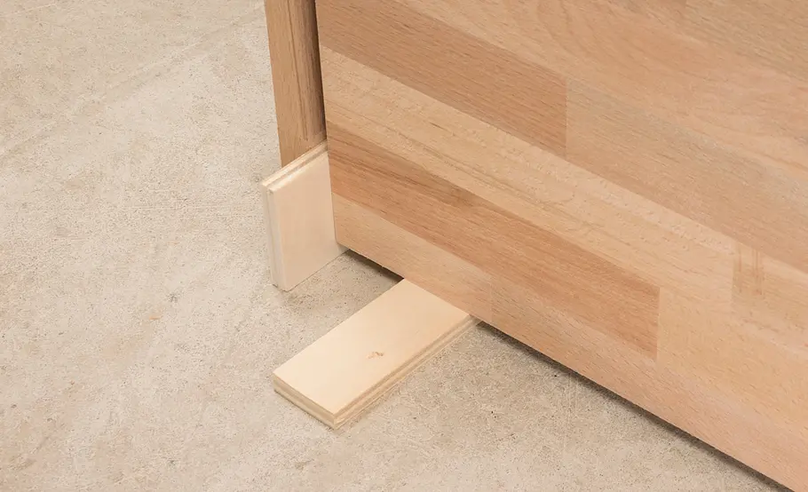 Bett in Drempel-Regal bauen