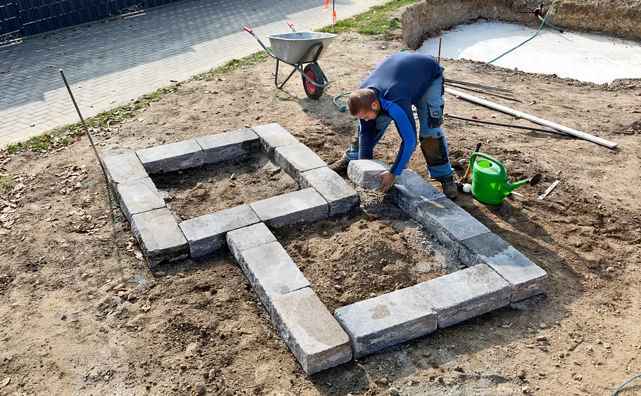 Stufen-Hochbeet aus Betonsteinen mauern