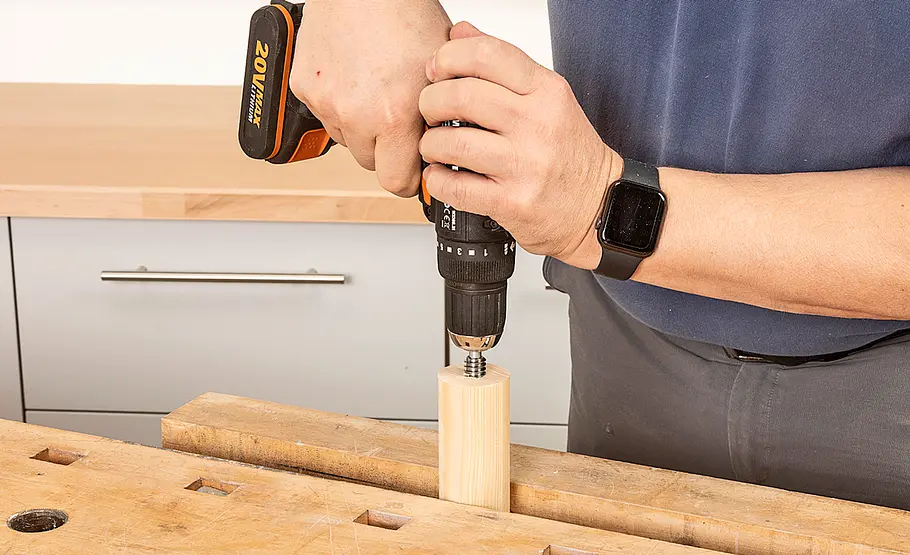 Regal aus Rundholz selber bauen
