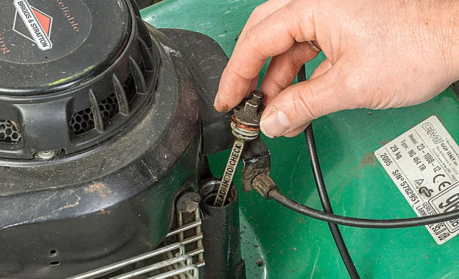 Rasenmäher Reparatur: Flüssigkeiten ablassen