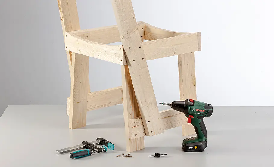 Sägerauen Holzstuhl bauen