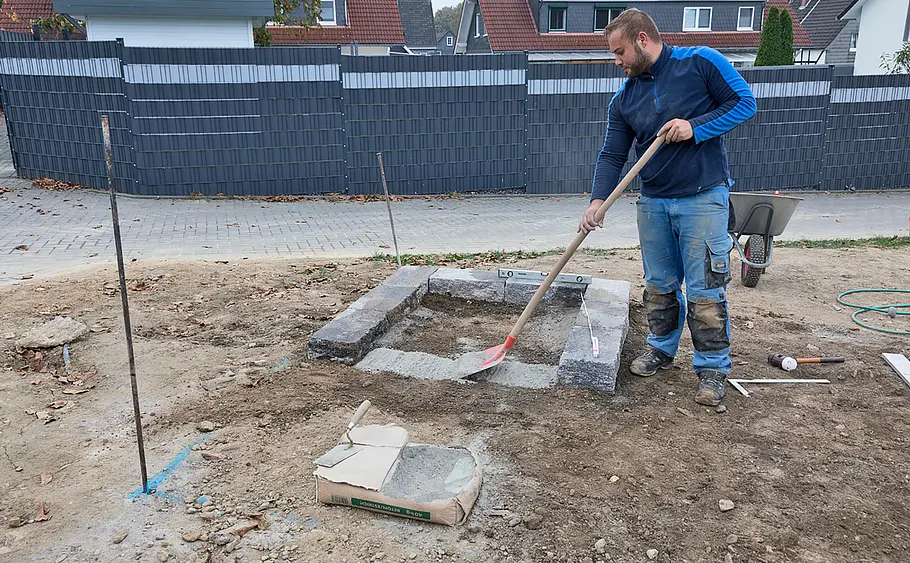 Stufen-Hochbeet aus Betonsteinen mauern