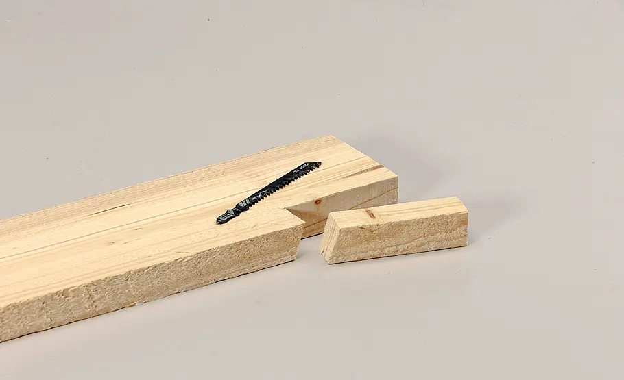 Sägerauen Holzstuhl bauen
