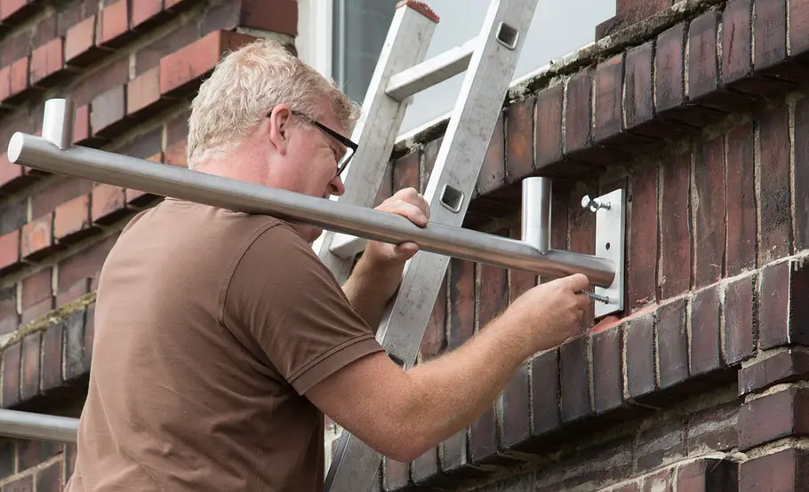 Hausvordach aus Glas und Edelstahl montieren