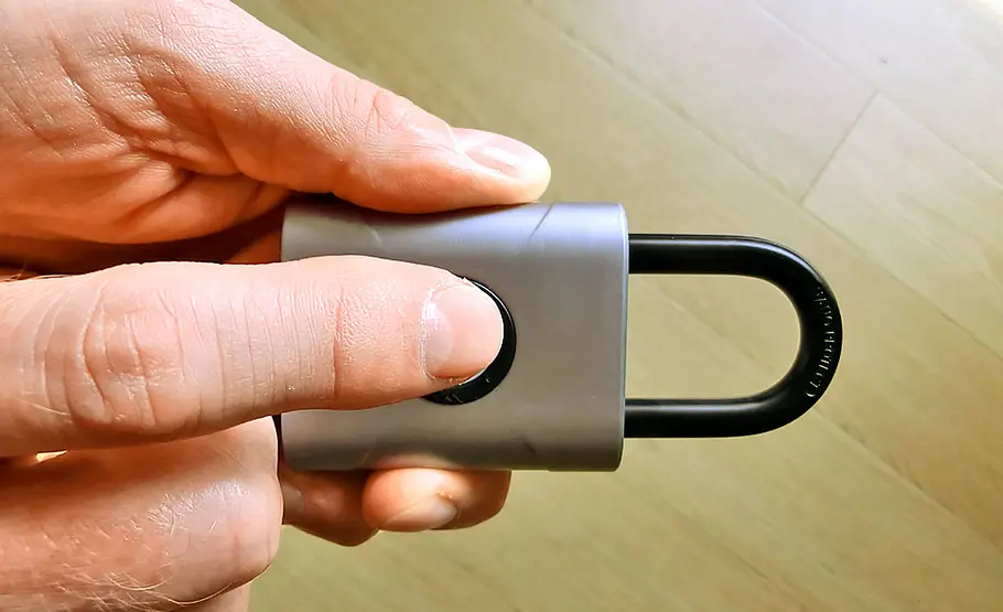 Digitales Schloss mit Fingerabdruck installieren