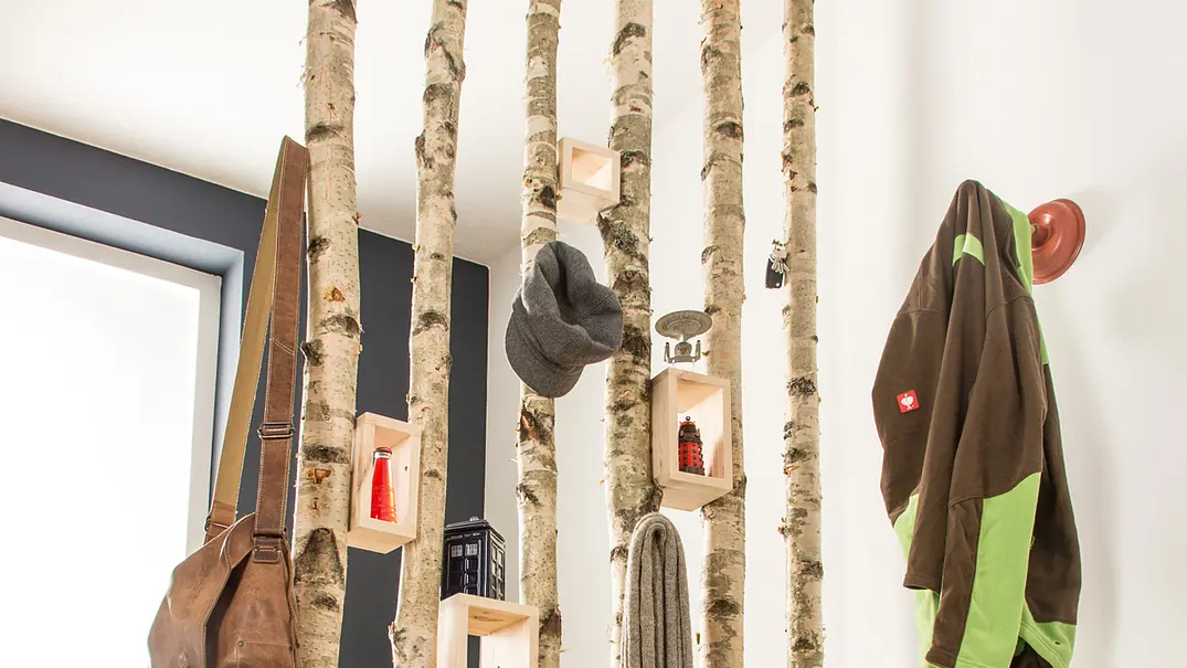 Flur-Garderobe aus Birkenstämmen selbst bauen - Foto: sidm / DW Flur-Garderobe aus Birkenstämmen selbst bauen - Foto: sidm / DW