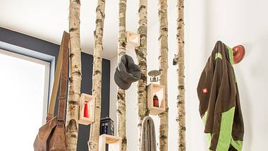 Flur-Garderobe aus Birkenstämmen selbst bauen - Foto: sidm / DW