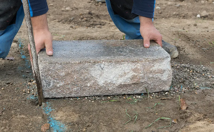 Stufen-Hochbeet aus Betonsteinen mauern
