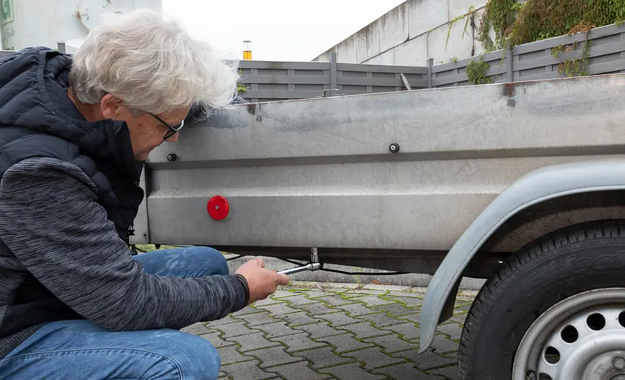 Ladefläche des Kfz-Anhänger reparieren