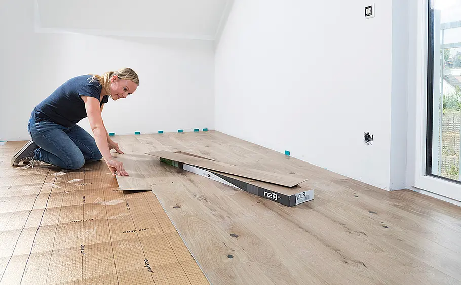 Elastischen Bodenbelag aus Vinyl verlegen