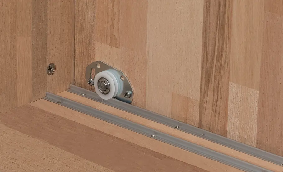 Verschiebbarer Kleiderschrank für unter die Dachschräge bauen